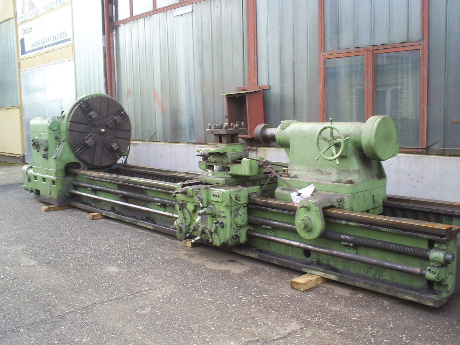 Műhelyben javított fémmegmunkáló gép