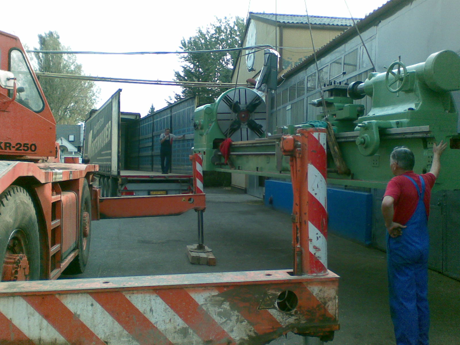 Felújított fémmegmunkáló gép műhelyben